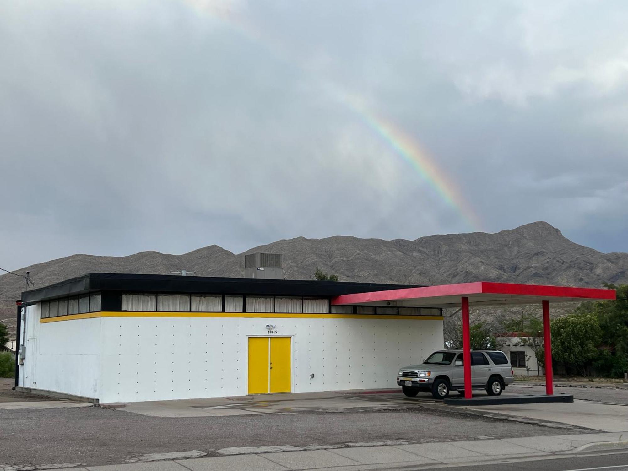 Space Castle: A 1950S Gas Station Transformed Into An Art Themed Wonderland Truth or Consequences Exterior photo